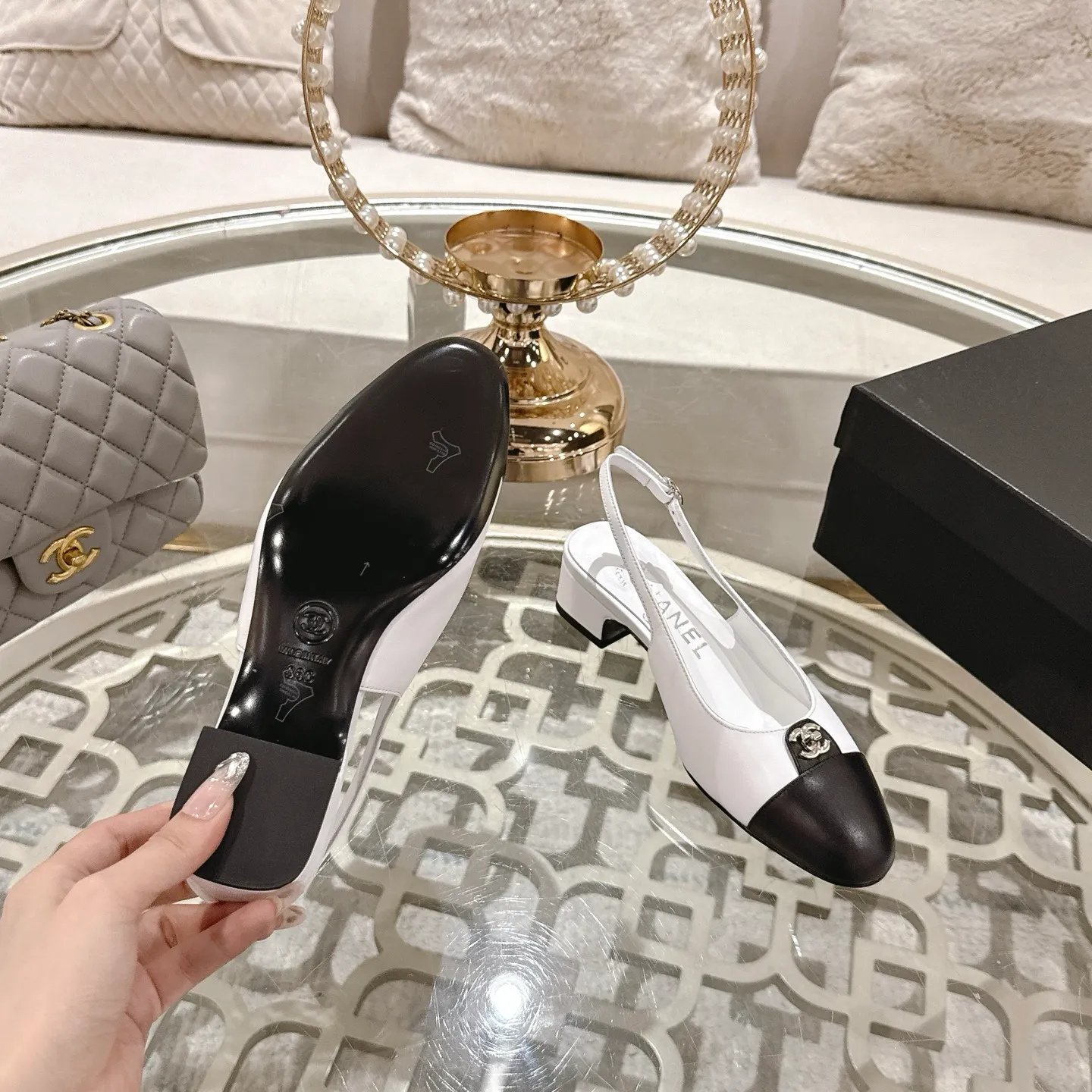 👟👟Ex-factory price 540👟👟 Chanel 𝟐𝟎𝟐𝟓SS spring and summer new double C button Mary Jane 🆕 Xiaoxiang𝐂jia's beautiful Mary Jane sandals are so sweet that they are so beautiful that they have a round square toe design. Cute and cute ~ metal/button logo. The appearance is super online. When you wear it, you will feel like a wealthy daughter. I thought it looked good only when I put it on my feet, I realized how easy it is to wear ~ Upper: Customized lambskin Lining: Sheepskin Outsole: Genuine leather outsole imported from Italy Code number: 35-42 (customized on 40.41.24, non-refundable) Packaging: The latest gift box packaging at the counter